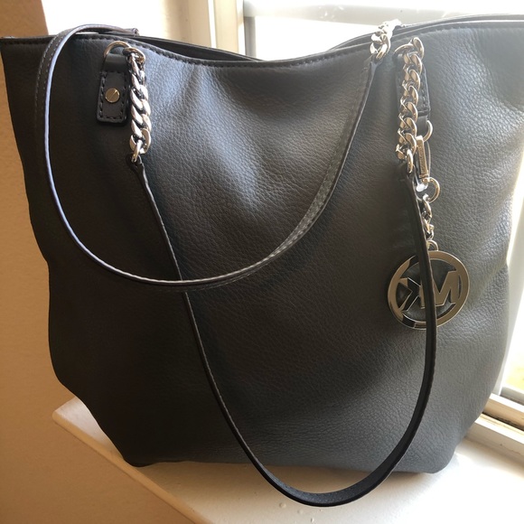 Beautiful Gray Michael Kors shoulder handbag - Picture 3 of 8
